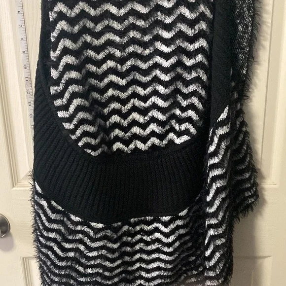 Chelsea and Theodore sweater vest drape collar - Picture 4 of 7